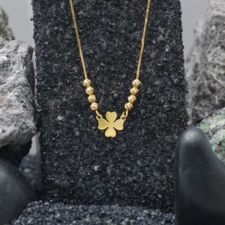 Tassya Golden Clover Pendant – Lucky 925 silver chain with gold-plated four-leaf clover charm, ideal for gifting and luck.