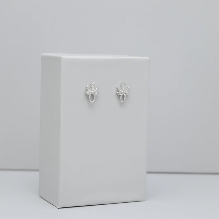 Tassya Lucky Clover Earrings – Elegant 925 silver earrings with four-leaf clover design, perfect for charm and daily luck