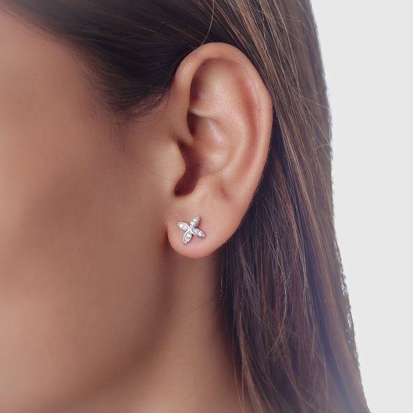 Tassya Floral Sparkle Earrings – Elegant 925 silver earrings with glittering flower motifs, perfect for romantic occasions.