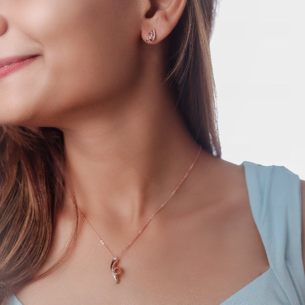 Tassya Rosegold Wavy Sparkle Pendant – Elegant 925 silver chain with wavy rose gold charm, ideal for modern festive style.