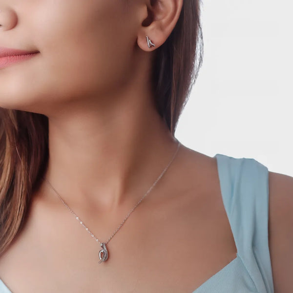 Tassya Silver Wavy Sparkle Pendant – Sleek 925 silver chain with wavy charm and sparkle detail, perfect for elegant styling.